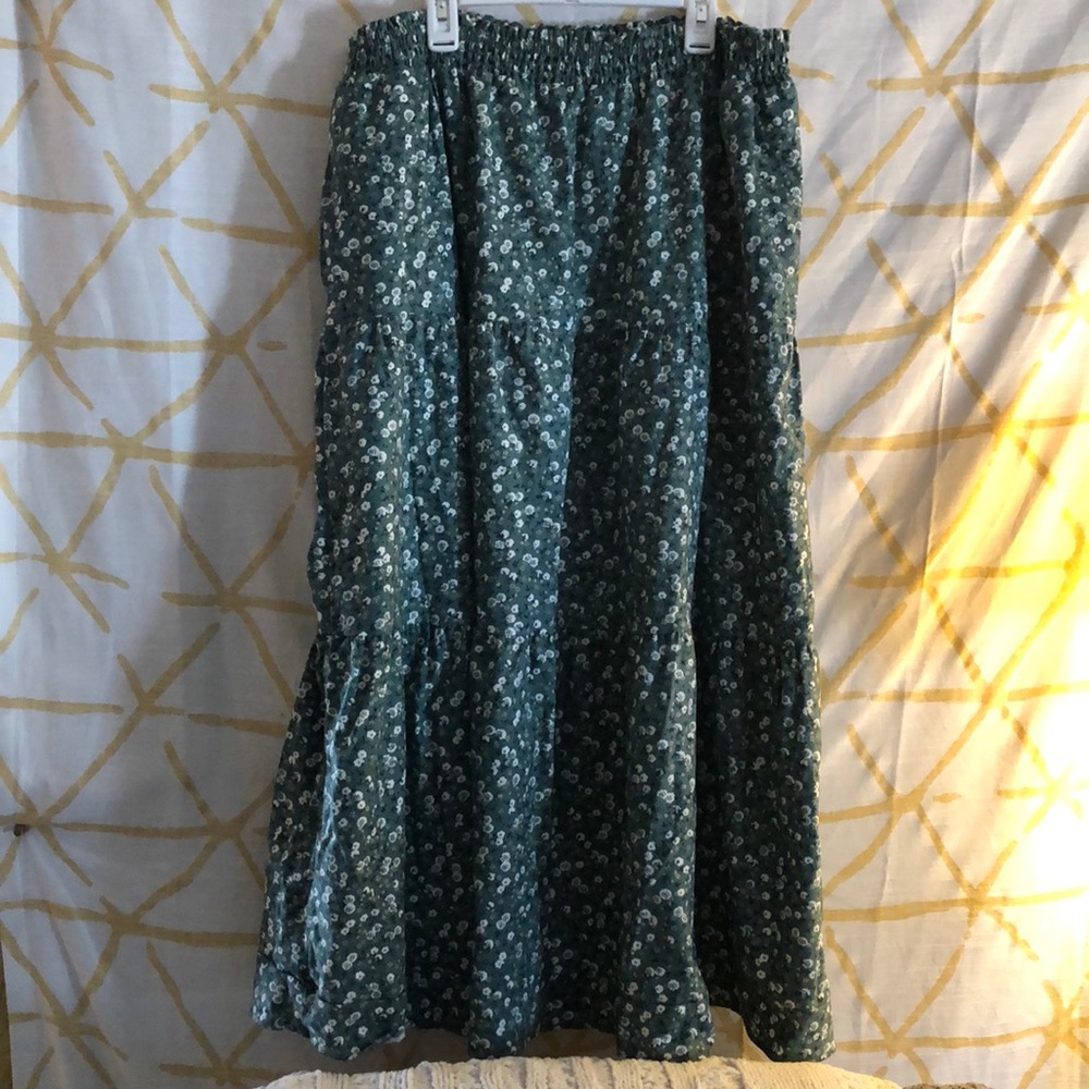 NWOT Universal Thread tiered skirt
